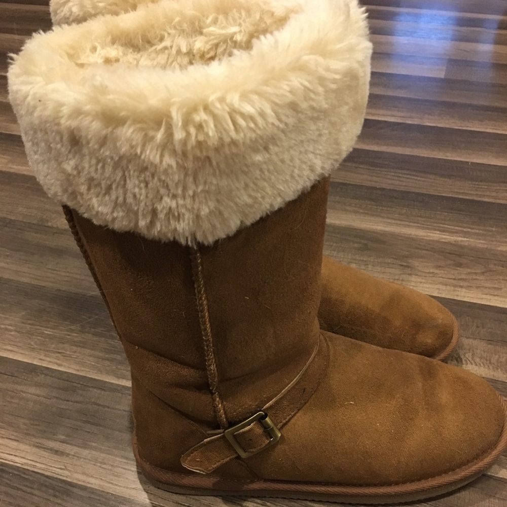 Tan boots with fur